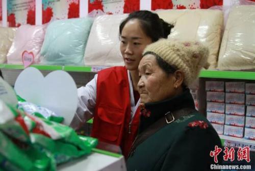 认真挑选商品 李培源 摄 认真挑选商品 李培源 摄