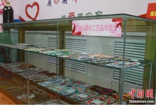 贫困人员手工艺品专卖区 李培源 摄 贫困人员手工艺品专卖区 李培源 摄