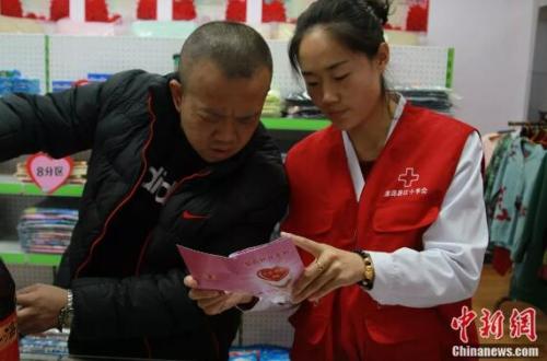 董守明认真核对积分表 李培源 摄 董守明认真核对积分表 李培源 摄