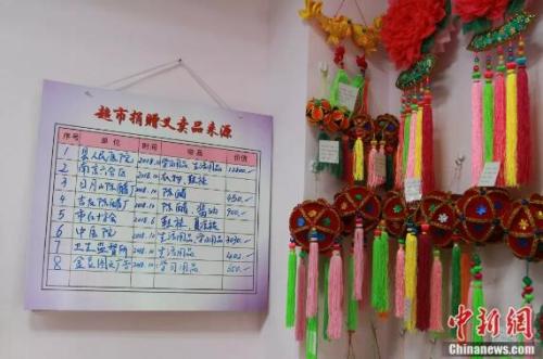 “爱心超市”一角 李培源 摄
“爱心超市”一角 李培源 摄