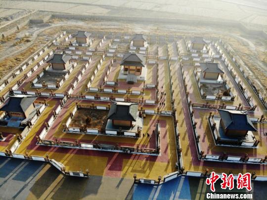 “九曲黄河灯阵”是在甘肃河西走廊一带流传了千年的历史文化遗产,起源于殷商时期,具有浓厚的神话色彩。从殷商时期起源到宋末元初时,在古城村每年正月十五期间举办观灯、游阵、祈福活动,流传甚广。 杨艳敏 摄 “九曲黄河灯阵”是在甘肃河西走廊一带流传了千年的历史文化遗产,起源于殷商时期,具有浓厚的神话色彩。从殷商时期起源到宋末元初时,在古城村每年正月十五期间举办观灯、游阵、祈福活动,流传甚广。 杨艳敏 摄