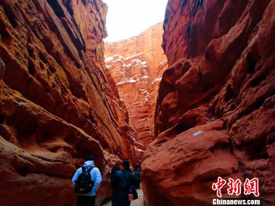 游客体验峡谷游。 王小军 摄 游客体验峡谷游。 王小军 摄