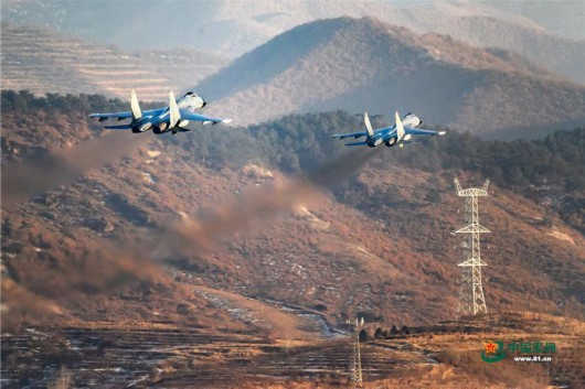 解放军航空兵训练 战机低空穿越山谷[图]