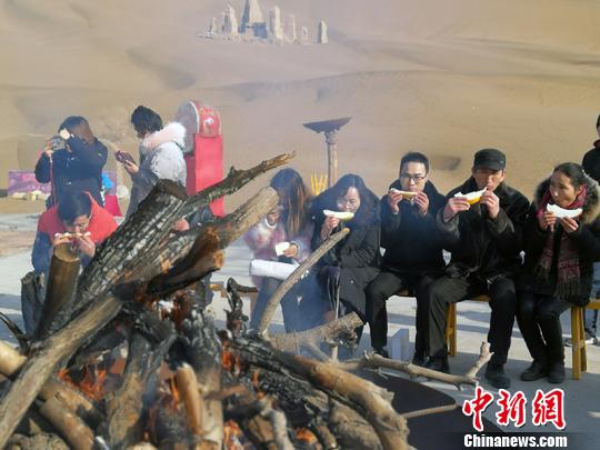 来自全国各地游客感受不一样的冬季,体验围着火炉吃瓜,沙漠边撸串的超爽刺激。 王小军 摄 来自全国各地游客感受不一样的冬季,体验围着火炉吃瓜,沙漠边撸串的超爽刺激。 王小军 摄