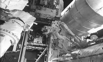 美宇航员太空行走 为空间站增设“停机位”