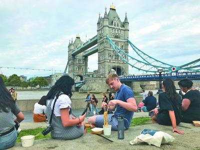 英国小哥逛“中国美食节”：找到了在中国逛夜市的味道