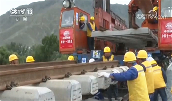 西藏：川藏铁路拉林段铺架到泽当站