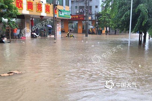 海南广东等地暴雨在线 南方周末暑热再袭
