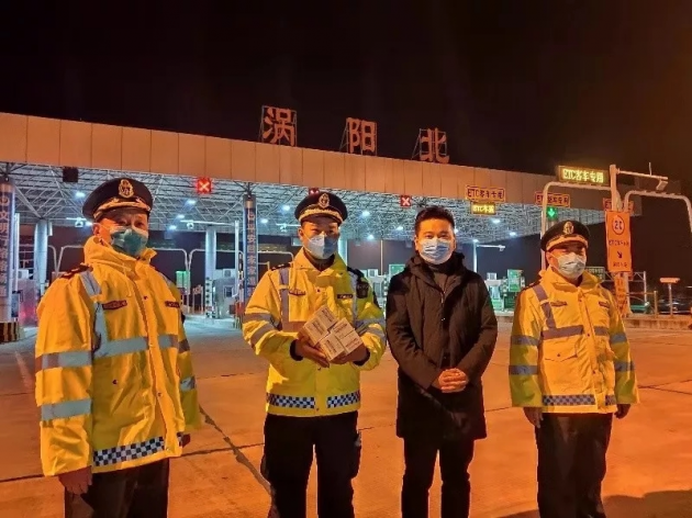 心视传媒创始人兼总裁吴万里、吴哲向家乡捐赠15000只口罩